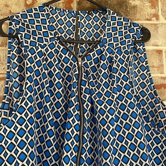 Unique Spectrum Blue Geometric Zipper Sleeveless Blouse - Picture 2 of 10